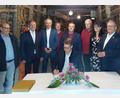 Bild: mfh
Im Schaustollen auf Maffei trägt sich Staatsminister Markus Blume (sitzend) ins Goldene Buch der Stadt Auerbach ein.