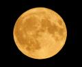 Bild: Carsten Koall/dpa
Der Vollmond war Anfang August über dem Tempelhofer Feld zu sehen.