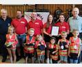 Bild: dl
Die Thansteiner Kinderfeuerwehr mit Kreisbrandmeister Reinhold Stangl, Daniel Zitzmann, Tobias Müller, Verena Zitzmann, Mareike Schmidt und Bürgermeister Schauer (von links).