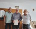 Bild: OGV Bärnau/exb
Harald Schlöger (links) und Rudi Standfest (rechts) gratulierten Theodor Knierer (Mitte) zum 90. Geburtstag.
