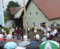 Bild: sl
Um den Kirwabaum herum werden verschiedene Tänze aufgeführt. Ein Meer aus bunten Regenschirmen bilden dabei die Zuschauer, denn das Wetter war wenig sommerlich.