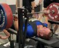 Bild: bim
Der Amberger Bankdrücker Claus Piechatzek bei seinem gültigen Versuch mit 267,5 Kilogramm.