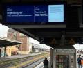 Bild: Gründel
Hier fährt derzeit kein "Alex" auf weißem Grund werden Bahnkunden hier in Weiden an den Bahnsteigen informiert, dass der RE2 derzeit nicht fährt.