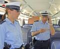 Symbolbild: Bundespolizei/exb
Bei einer Kontrolle in einem grenzüberschreitenden Zug ist ein zur Festnahme ausgeschriebener Mann ertappt worden.