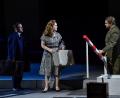 Bild: Luisenburg-Festspiele/FLO MIEDL
Polizist Stanislav Liška (r., Mischa Mang), genannt Standa, weist den Flüchtenden den Weg - gezwungenermaßen ins Verderben.