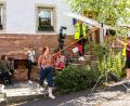 Bild: Susanne Forster
Filmdreh zum Oberpfälzer Kinospielfilm "Hundslinger Hochzeit" vor dem Wirtshaus "Grüner Kranz" in Friedenfels, das nun "Wirtshaus Rosi" heißt. Schauspielerin Christina Baumer (Mitte) produziert den Film und schauspielert in der Rolle der Wirtstochter Magdalena.