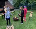 Bild: Josef Glas
Stockbrot am Lagerfeuer gehört zum Tenniscamp in Tännesberg einfach dazu.