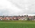 Bild: e
Vor 75 Jahren noch war das Gelände zwischen der heutigen Siedler- und Lilienstraße sowie dem Butzenweg Exerziergelände, eine riesige Heidelandschaft. Damals schlossen sich die Kümmersbrucker Siedler zusammen, um sich hier eine Heimstatt zu schaffen. Heute baut teilweise dort schon die dritte Generation das Siedlungsareal sozusagen zum elften Ortsteil von Kümmersbruck aus.