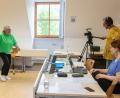 Bild: Susanne Forster
Im Recall-Casting (zweite Runde eines Castings) überzeugte die 76-jährige Anna Winzinger aus Pondorf bei Winklarn im Landkreis Schwandorf (Zweite von links) Produzentin Christina Baumer (rechts). Die Seniorin schauspielerte an diesem Tag zum ersten Mal.