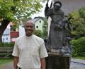 Bild: jr
Noch bis zum 11. September ist der 47-jährige Pater Camille Coovi Sessou aus dem Benin als Urlaubsvertreter von Pater Benedikt Leitmayr in Konnersreuth tätig. Das Foto entstand beim Pater-Liberat-Weiß-Brunnen vor der Pfarrkirche.