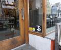 Archivbild: jut
2017 war er noch frisch, jetzt kann er ab: der Dignitos-Aufkleber bei der "Beanery" in Weiden.