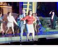 Bild: Kerstin Starke/fph
Singend und tanzend im Regen: Nicola Becht als Madeleine, Mario Zuber als Aristide (vorne) mit Matthias Brandebusemeyer (Archibald, rechts) und Ensemble.
