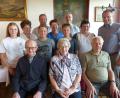 Bild: sl
Erna Rieder (Mitte, sitzend) feierte ihren 85. Geburtstag. Es gratulierten: Ihre älteren Brüder Eduard (rechts, sitzend) und Johann (links, sitzend), Pfarrer Adam Nieciecki, Bürgermeister Anton Kappl, Wirtin Irmgard Maier, Hoferbe Robert Rieder mit Familie und der Erstgeborenen Angelika Lippert.