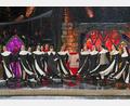 Bild: Florian Miedl/fph
"Singin' in the Rain" auf der Luisenburg: Selbst bei Starkregen schwingen die Stoffe im Takt mit, statt an den "Sister-Act"-Darstellerinnen kleben zu bleiben.