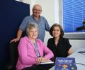 Bild: olr
Autorin Christa Vogl, Verleger Eckhard Bodner und Illustratorin Elham Howeizi (von links) mit ihrem Kinderbuch: "Fritzi, Rosi und Sankt Martin".