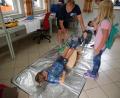 Bild: hmr/exb
Daniel Schmidkonz zeigte den Kindern beim Ferienprogrammangebot des Jugendrotkreuzes Waldsassen einfache Maßnahmen der Ersten Hilfe, wie zum Beispiel die Schocklagerung.