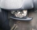 Bild: Zoll Regensburg
Das Schmuggelversteck im Auto des Beschuldigten.