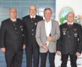 Bild: Kunz
Der Oberpfälzer Nordgau feiert seinen Deutschen Meister im Bogenschießen von der Schützengesellschaft Eichenlaub Pressath, Hubert Schulze (Zweiter von rechts). Ihm gratulieren (von links) 2. Gauschützenmeister Thomas Busch, 1. Gauschützenmeister Wolfgang Weiß und 2. Gauschützenmeister Karl Tusch.