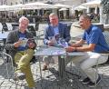 Bild: Susanne Schwab, Stadt Amberg/exb
Kulturreferent Fabian Kern (von links), Ambergs Oberbürgermeister Michael Cerny und VHS-Leiter Reiner Volkert blättern im neuen Volkshochschulprogramm.