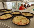 Bild: bjp
Der gute Ruf verpflichtet: An guten Zutaten für Teig und Belag hatten die Altendorfer auch heuer nicht gespart, und so hatte das Pizzafestteam wieder alle Hände voll zu tun, um den Appetit der zahlreichen Besucher zu stillen.