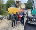 Bild: Gemeinde Neusorg/exb
Besichtigung der Baustelle Kegelgasse: Bürgermeister Peter König (rechts) ist zufrieden.