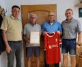Bild: Thomas Lukes/exb
Die Ehrenmitgliedschaft der SpVgg Weigendorf zum 70. Geburtstag: (von links) Vorsitzender Marco Schwab, der Jubilar Helmuth Lukes, Ehrenamtsbeauftragter Roland Prühäuser und Zweiter Vorsitzender Klaus Pickel.