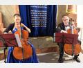 Bild: le
Dominika Weiss Hoskova (Violoncello) und Jiri Hosek (Violoncello) begeisterten mit beim Benefizkonzert am Kirchweihsonntag in der Flosser Synagoge mit konzertanter Musik.