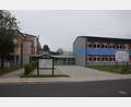 Bild: fz
Die Lücke zwischen der Turnhalle (links) und dem Hauptgebäude (rechts) der Grundschule soll baulich geschlossen werden. Steigende Schülerzahlen und die Ganztagsbetreuung sind mit die Beweggründe. Kosten von 1,5 Millionen Euro sind veranschlagt.