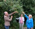Bild: le
Der Flosser Kreislehrgarten zeichnet sich auch durch die Beteiligung an der Aktion „Gelbes Band" aus. Ortsvorsitzende Rita Rosner vom Obst- und Gartenbauverein Floß und Umgebung, Kreisfachberaterin und Geschäftsführerin Maria Treiber und stellvertretender Landrat, Kreisvorsitzender Albert Nickl (von rechts ) rufen auch die Ortsvereine zum Mitmachen auf.