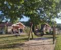 Bild: wel
Die im Jahr 2017 errichtete Dorfscheune mit Kinderspielplatz bildet den Mittelpunkt der Dorfgemeinschaft und dient den "Schönauern" als Vereinsheim