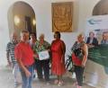 Bild: gz
Bürgermeister Reiner Gäbl und Quartiersmanagerin Petra Brenner freuen sich im Beisein von Gemeinderätin Agnes Härtl, Mitgliedern der Arbeitsgruppe Quartiersmanagement, und einiger Senioren über das genehmigte Förderprojekt.