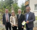 Bild: M. Prechtl/exb
Neben der Familie, Sohn, Schwiegertochter und weiteren Verwandten und Freunden gratulierten Pfarrer Ferdinand Weinberger (links), Bürgermeister Franz Tauber (rechts), sowie der Gesangverein Edelweiß, dem Jubelpaar, verbunden mit den besten Wünschen für noch viele gute, gemeinsame Jahre.