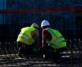 Bild: Julian Stratenschulte/dpa
Bauarbeiter auf der Baustelle eines Mehrfamilienhauses. Die Schwäche der Branche wirkt sich aktuell noch nicht auf den Kräftebedarf im Landkreis Schwandorf aus.