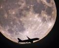 Bild: Victoria Jones
Ein Flugzeug passiert den Vollmond über London.