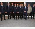 Bild: ge
Die ausgezeichneten Illschwanger Feuerwehrleute mit Landrat Richard Reisinger (Dritter von rechts), Kreisbrandrat Christof Strobl (Vierter von links), Kreisbrandinspektor Hans Sperber (Vierter von rechts), Kreisbrandmeister Norbert Sperber (Fünfter von links) und Bürgermeister Dieter Dehling (Zweiter von rechts).