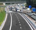 Bild: Gabi Schönberger
Auf der A93 im Bereich Weiden wird unter anderem der Fahrbahnbelag erneuert. Deshalb ist die Autobahn in Fahrtrichtung Regensburg derzeit nur einspurig befahrbar.