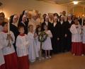 Bild: sck
Das Gruppenfoto nach der Professfeier gab es wegen Regens nicht auf den Stufen der Mutterhauskirche, sondern im Foyer des Klosters.