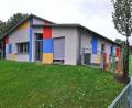 Bild: Portner
Die Kinderkrippe Schönsee (vorne) wurde 2013 für zwölf Kinder gebaut,ist seit Jahren aber viel zu klein. Ein Anbau wäre auf dem abschüssigen Gelände hin zur Straße möglich; im Hintergrund der neue dreigruppige Kindergarten.