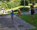 Bild: gi
26 Kinder sind beim Minigolf-Turnier des OWV Moosbach mit Feuereifer bei der Sache.