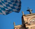 Bild: picture alliance/Sven Hoppe/dpa/Archivbild
Eine Bayernflagge weht vor dem bayerischen Landtag.