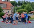 Bild: Pamela Wünsche/exb
Ohne Teamwork geht da gar nichts: Die Ferienkinder müssen eine Strecke mit Matten bewältigen.