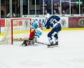 Archivbild: Kaminsky
Das erste Vorbereitungsspiel gewannen die Blue Devils gegen die Icefighters Leipzig mit 5.2, hier scheitert Tomas Rubes am Leipziger Goalie Christian Schneider. Am Wochenende treffen die Weidener auf die DEL2-Vertreter Lausitzer Füchse und EC Bad Nauheim.