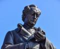 Bild: Stadt Aš/exb
Goethe betrachtet einen Kristall. Dieses Denkmal steht in Aš, wo der Geheimrat ebenfalls Naturforschungen betrieb.