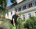 Bild: ads
Pfarrer Josef Irlbacher hat schon vor seinem offiziellen Amtsantritt im September einen Apfelbaum im Pfarrgarten von Hl. Dreifaltigkeit gepflanzt.