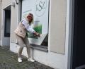 Bild: Jessica Fechner
Renate Troidl entfernt die vorübergehende Beklebung der Schaufenster ihres Geschäftes. Am 15. September eröffnet sie am Oberen Markt 4 den Laden "Modemensch".
