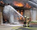 Bild: Roland Wellenhoefer
Schwerstarbeit leisteten die Feuerwehrleute, um den Brand an der historischen Scheune in der Schulstraße in Kemnath unter Kontrolle zu bringen.