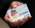 Symbolbild: Boris Roessler/dpa
Azubis und Studenten bekommen ein ermäßigtes Deutschlandticket.