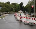 Bild: prh
Die Waldnaabbrücke in Neustadt/WN wird vom 5. September bis voraussichtlich 2. Oktober erneut gesperrt. Fußgänger und Einsatzfahrzeuge dürfen das Bauwerk in dieser Zeit benutzen.