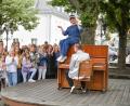 Bild: Florian Miedl/fph
Ihre erste Rolle meisterte Kristina Herold am Klavier sitzend famos. Auch Landrat Peter Berek machte mit Glitzer-Sakko eine gute Figur als Jazz-Pianist.