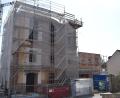 Bild: szl
Halbzeit ist angesagt bei der Baustelle des neuen DAV-Kletterzentrums, das im ehemaligen Turm der Brauerei Schels entsteht. Sichtbarste Neuerung ist die Fertigstellung des Rohbaus für das Funktionsgebäude (rechts).